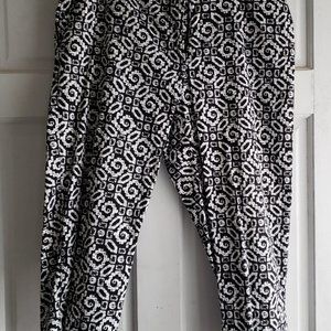 Ruby Rd. Ladies Pants Size 18 Black & White geometric design